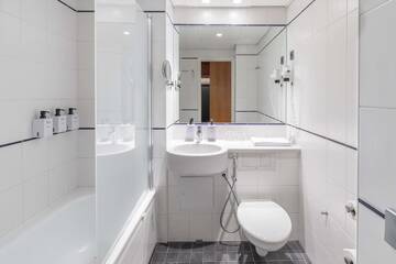Фото номера Улучшенный номер с кроватью размера «queen-size» Отель Scandic Espoo г. Эспоо 8